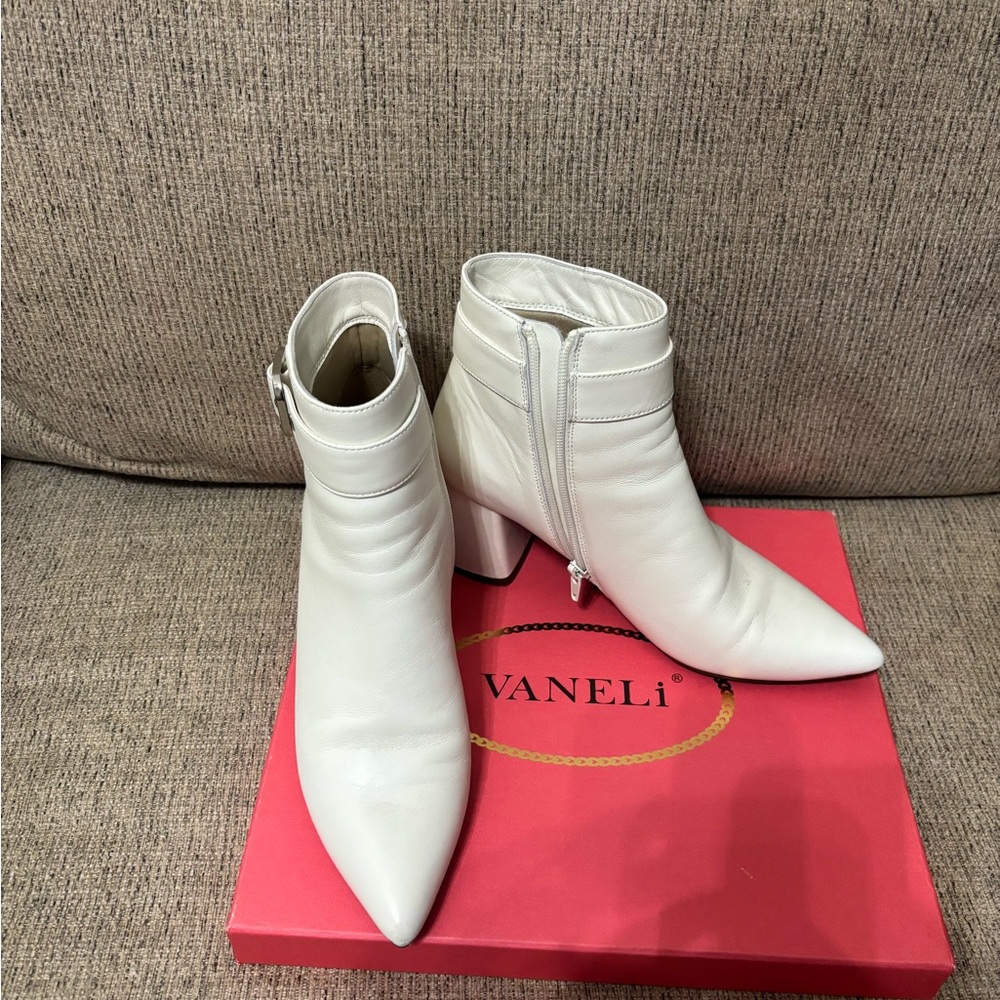 Vaneli Elegant Cream Ankle Boots
Size  7 1/2 NARROW 
Pls know these are narrow!
